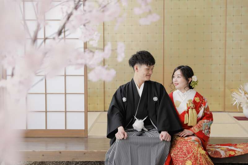 縁側に腰掛けて