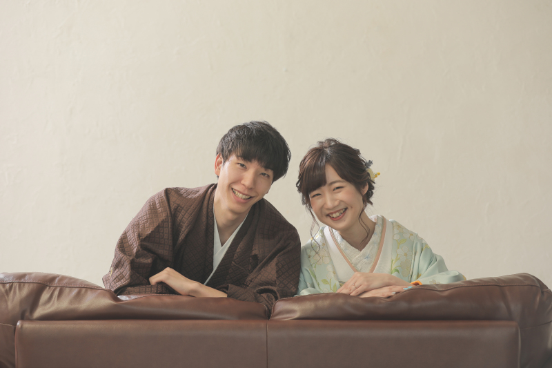 ソファの背からひょっこり!