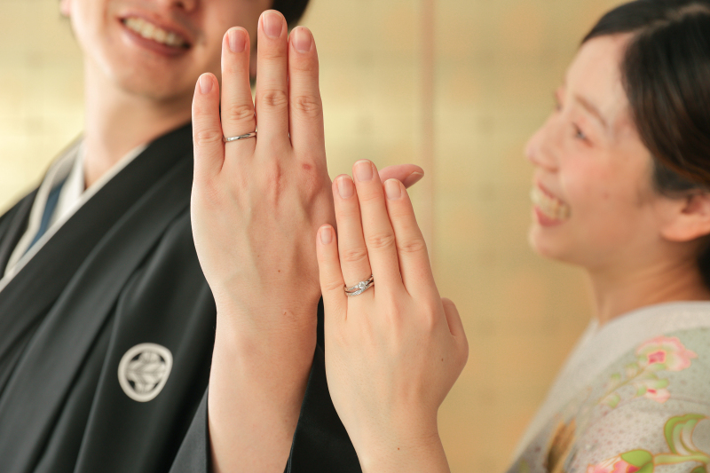 結婚しましたポーズ