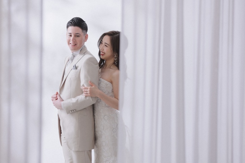 カーテンの隙間から