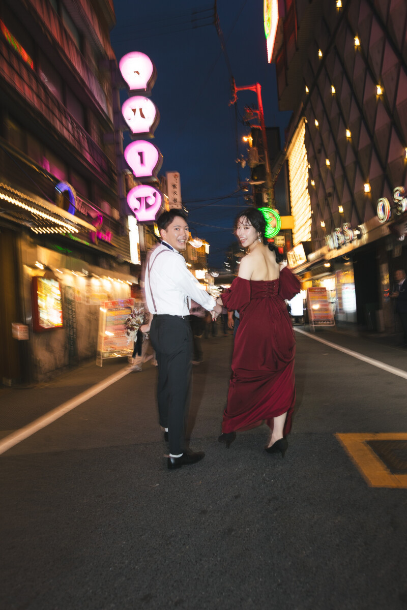 都会のネオンをバックに、散歩道