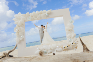 沖縄の美しさを背景に、特別な瞬間を切り取って