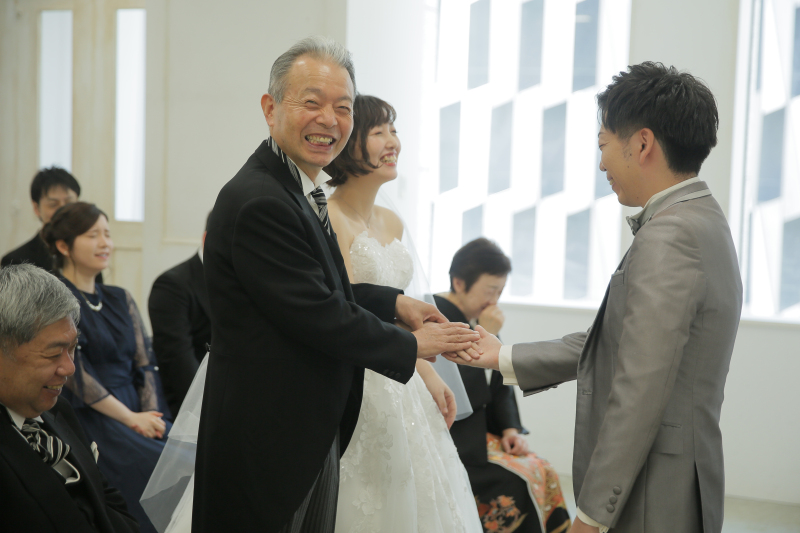 新郎様にバトンタッチ!