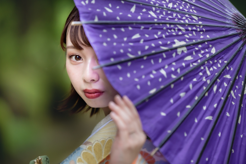 傘からちらりと覗いて