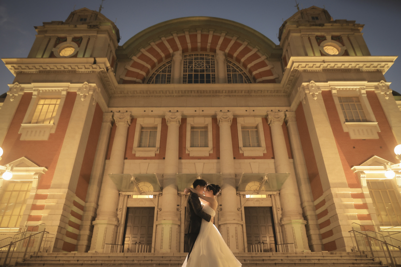 中之島の大聖堂の前で