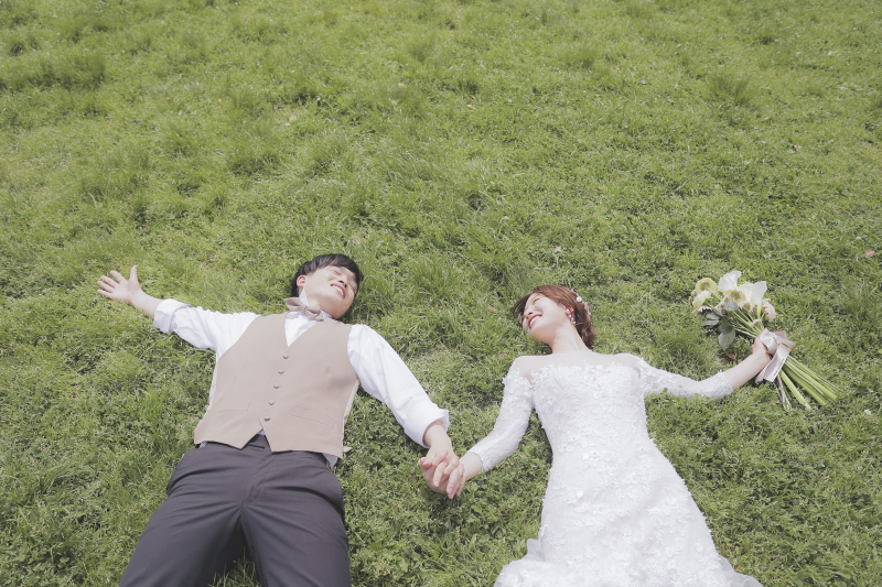 手を繋いで寝転ぶ姿も〜!