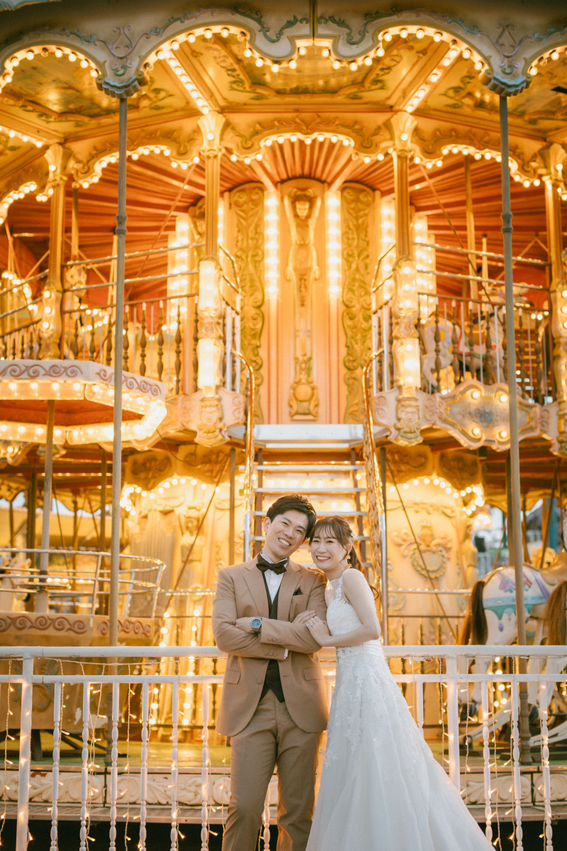 メリーゴーランドの前で
