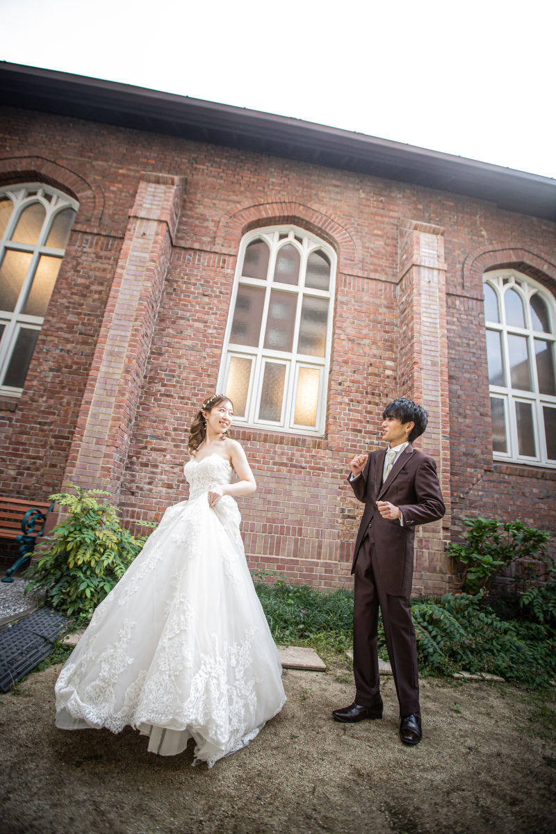 教会の外で、光を浴びて