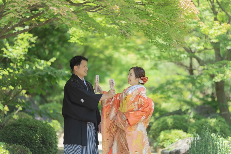 扇風機を持って