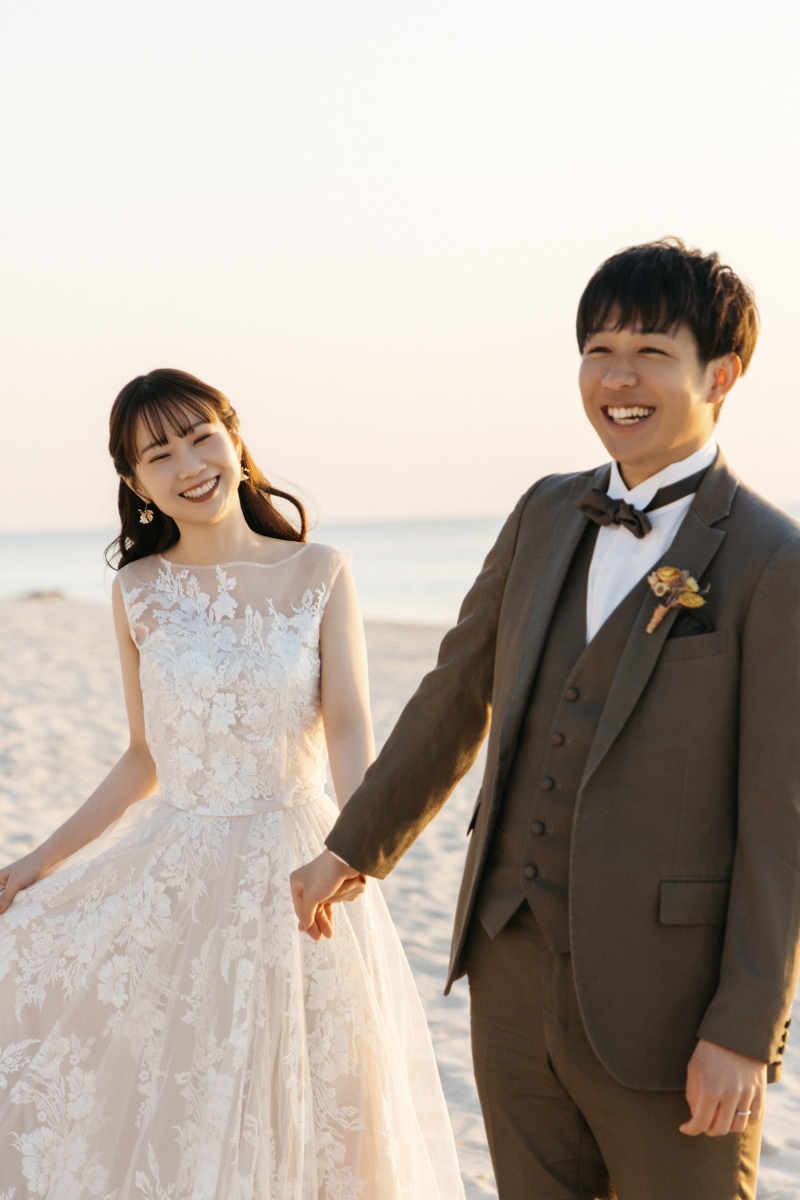 夕暮れの海辺で最高の笑顔を