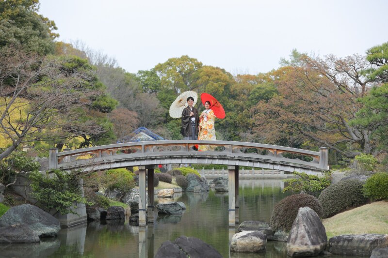 太鼓橋と和傘の引きカット