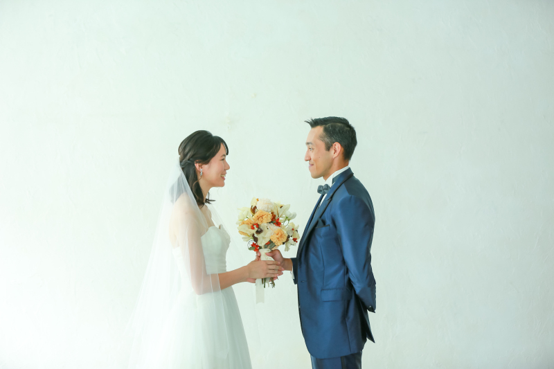 シンプルな背景をバックに、、、