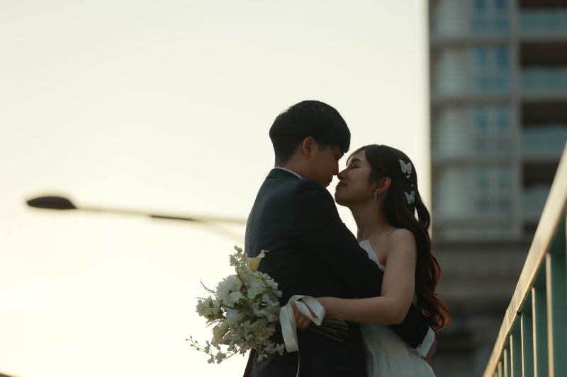 抱きしめあう2人