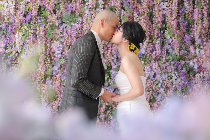 藤の花をバックに