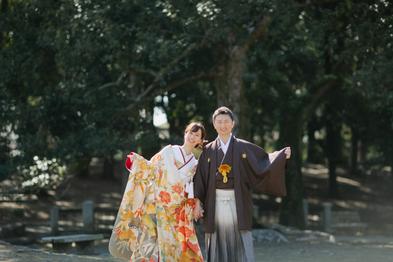 緑の自然を背景に