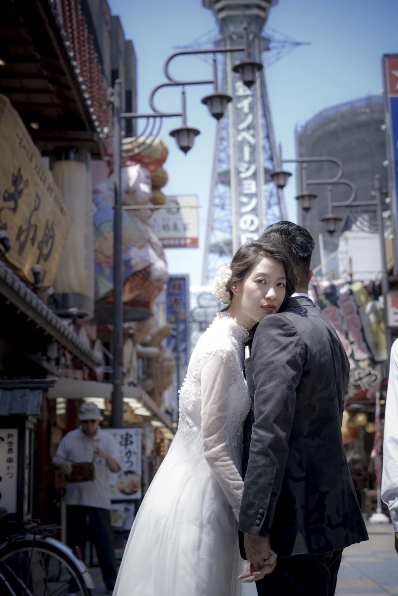 新郎様の肩越しの視線・・・