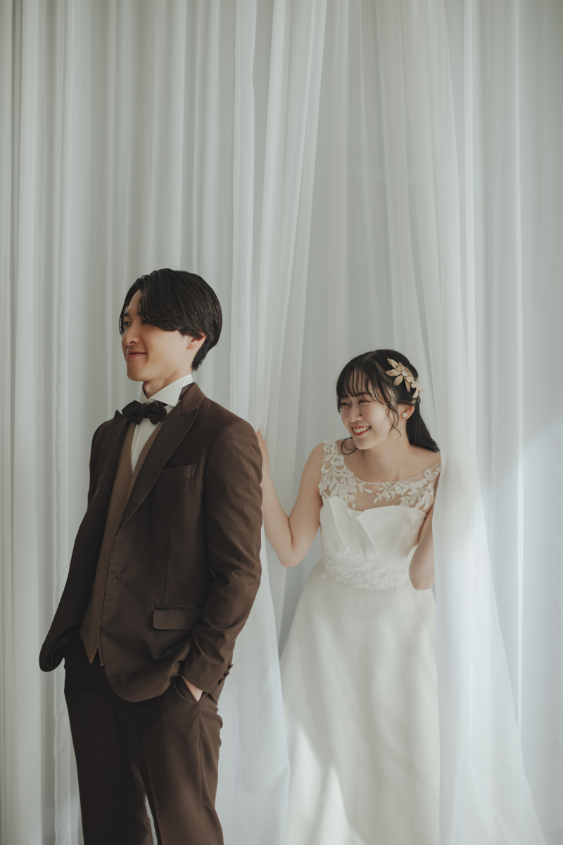 カーテンの中からチラッ