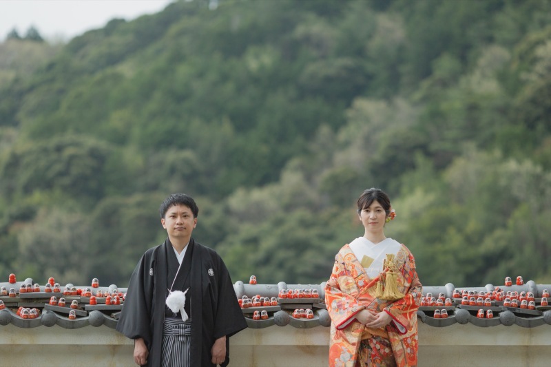 山々に囲まれた厳かな雰囲気