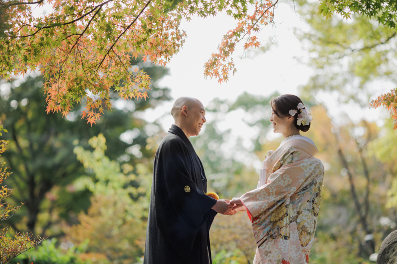 手を取り合って