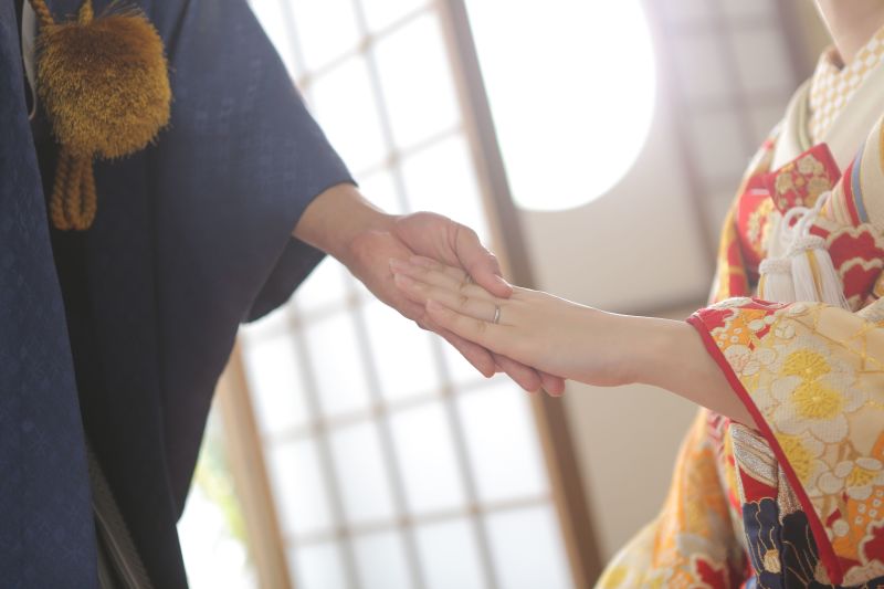 新婦様の手をそっと取る新郎様☆