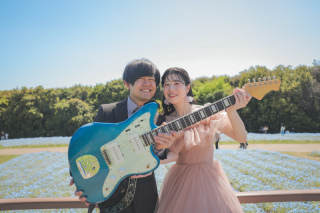 花畑でお二人らしさあふれる撮影に！