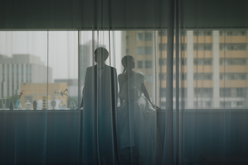 レースカーテン越しに