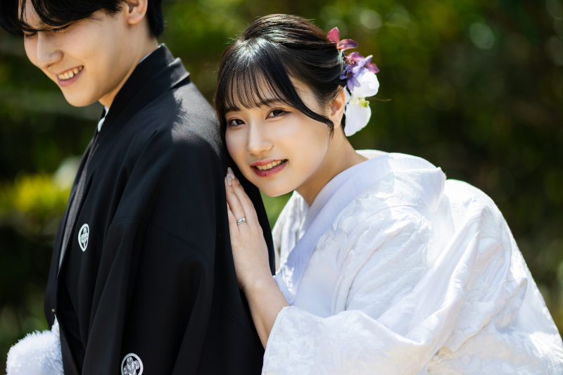 新郎様にそっと寄り添う新婦様