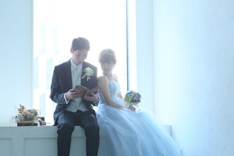 窓辺に腰掛けて…