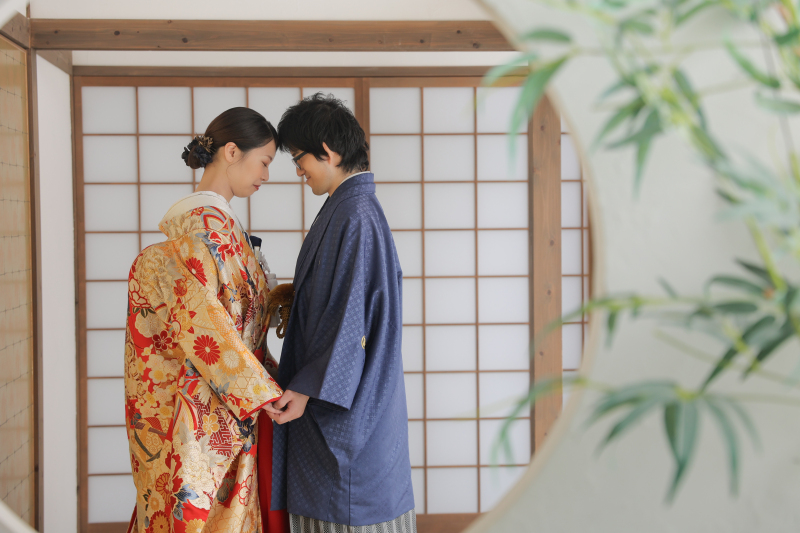 手を取り合って