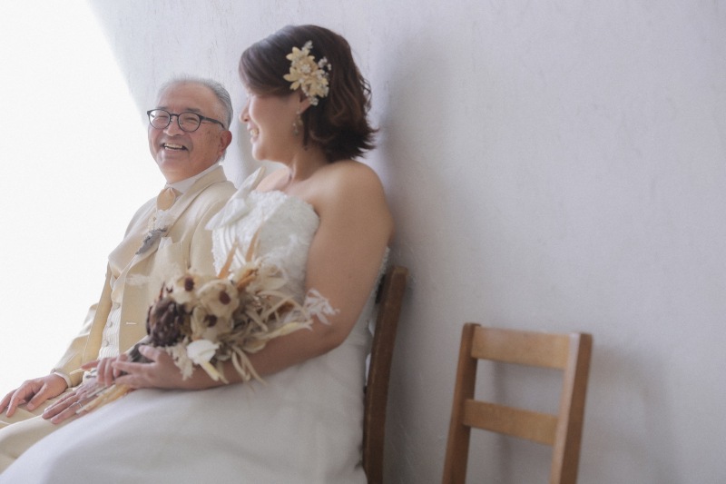 お椅子にすわって見つめ合い