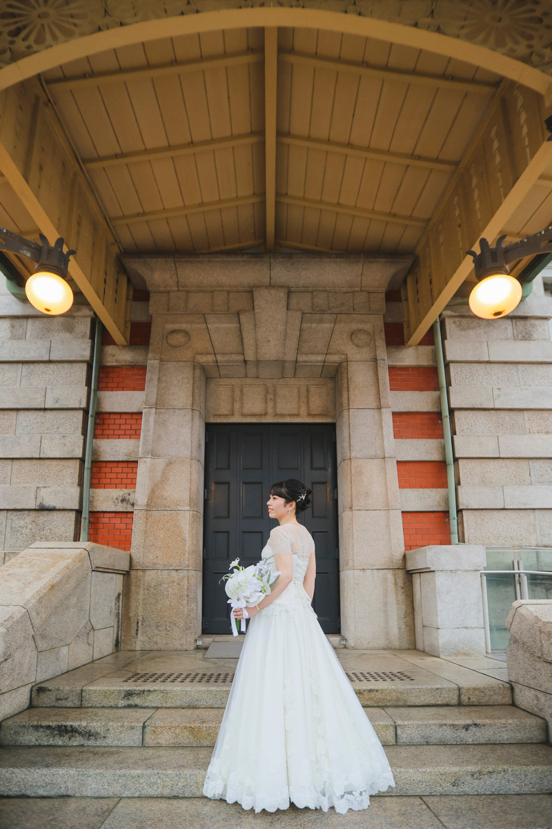 裾をひるがえしながら