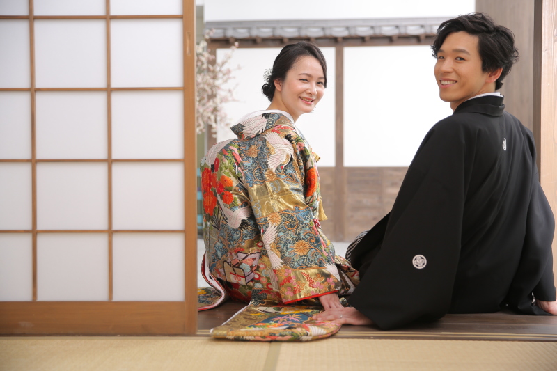 縁側に座ってお話中。。