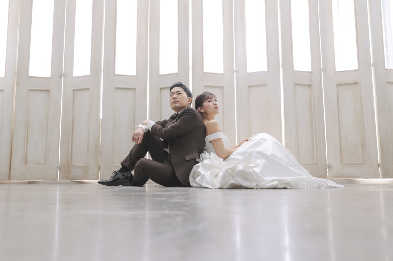 座って寄り添いあって