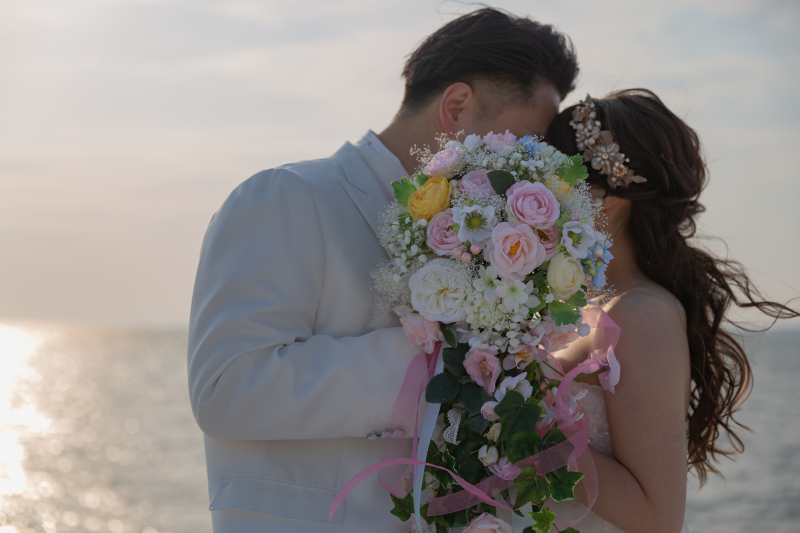 横顔をブーケで隠して…