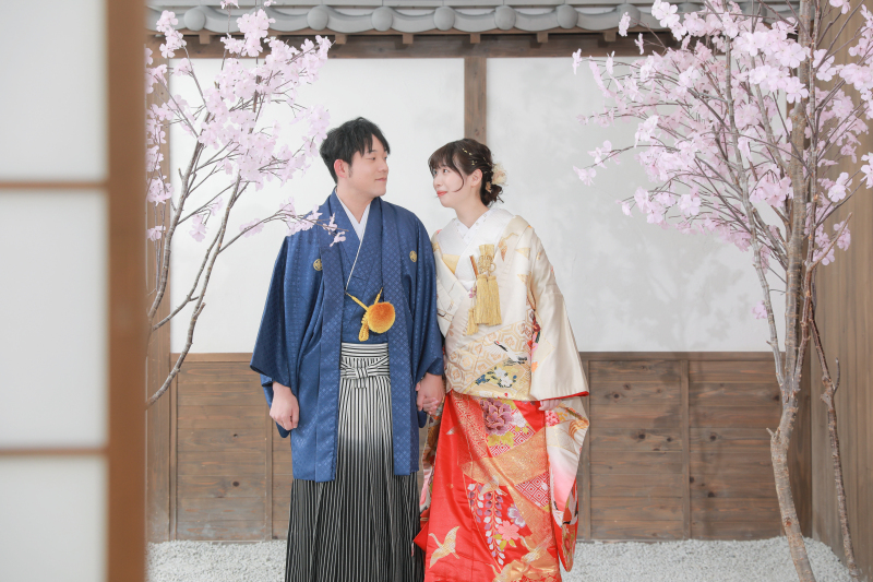 お色直しをして屋内庭園で和装撮影