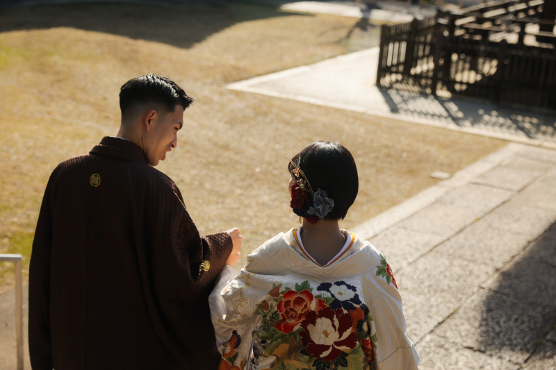 新郎様が手をとって