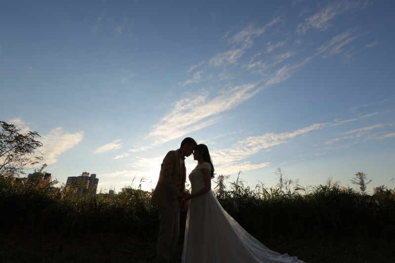 逆光でシルエットに