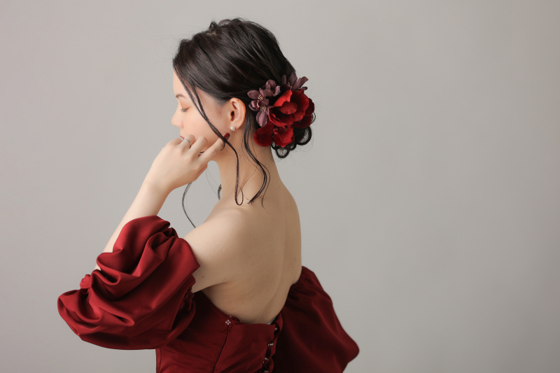 ネイルも髪飾りもドレスに合わせて