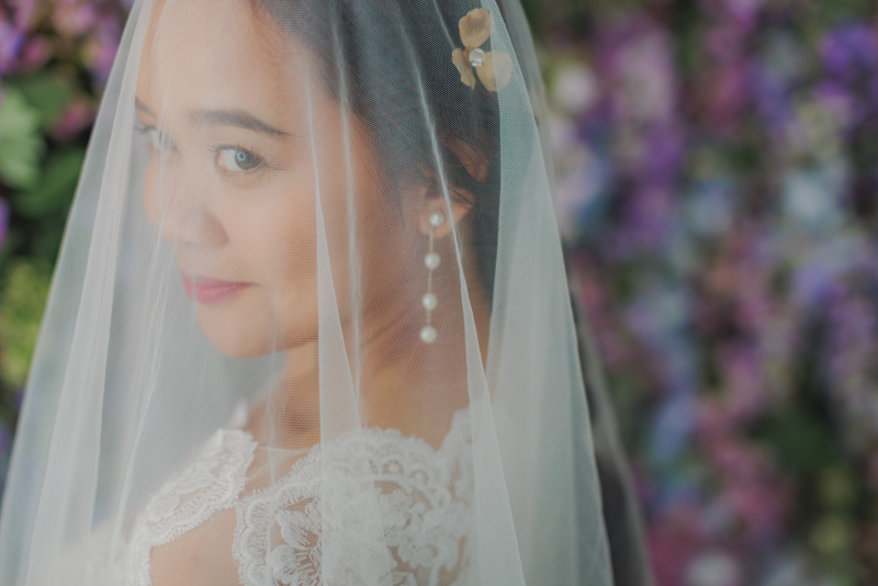 ベールと花が織りなす幻想的な一枚