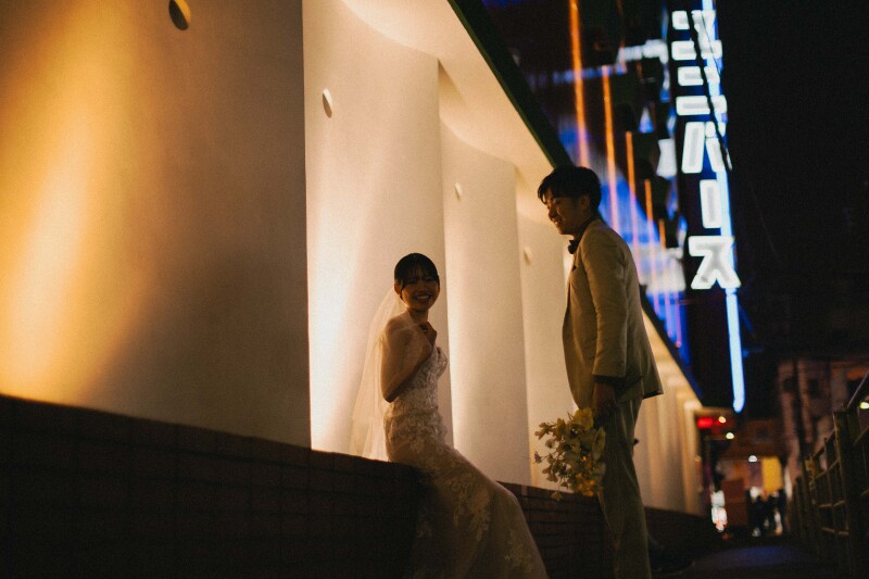 味園ユニバースの前で