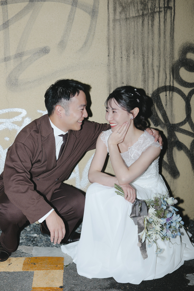 落書きをバックに&hellip;