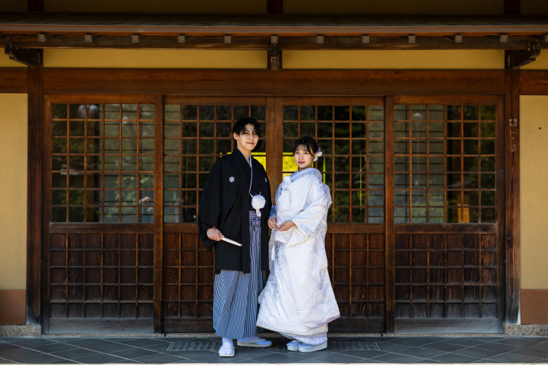 和室の前で立ち姿