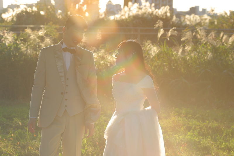 ススキをバックに