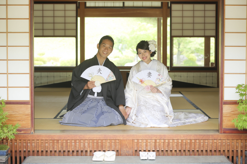 白無垢に着替えて正座ポーズ！