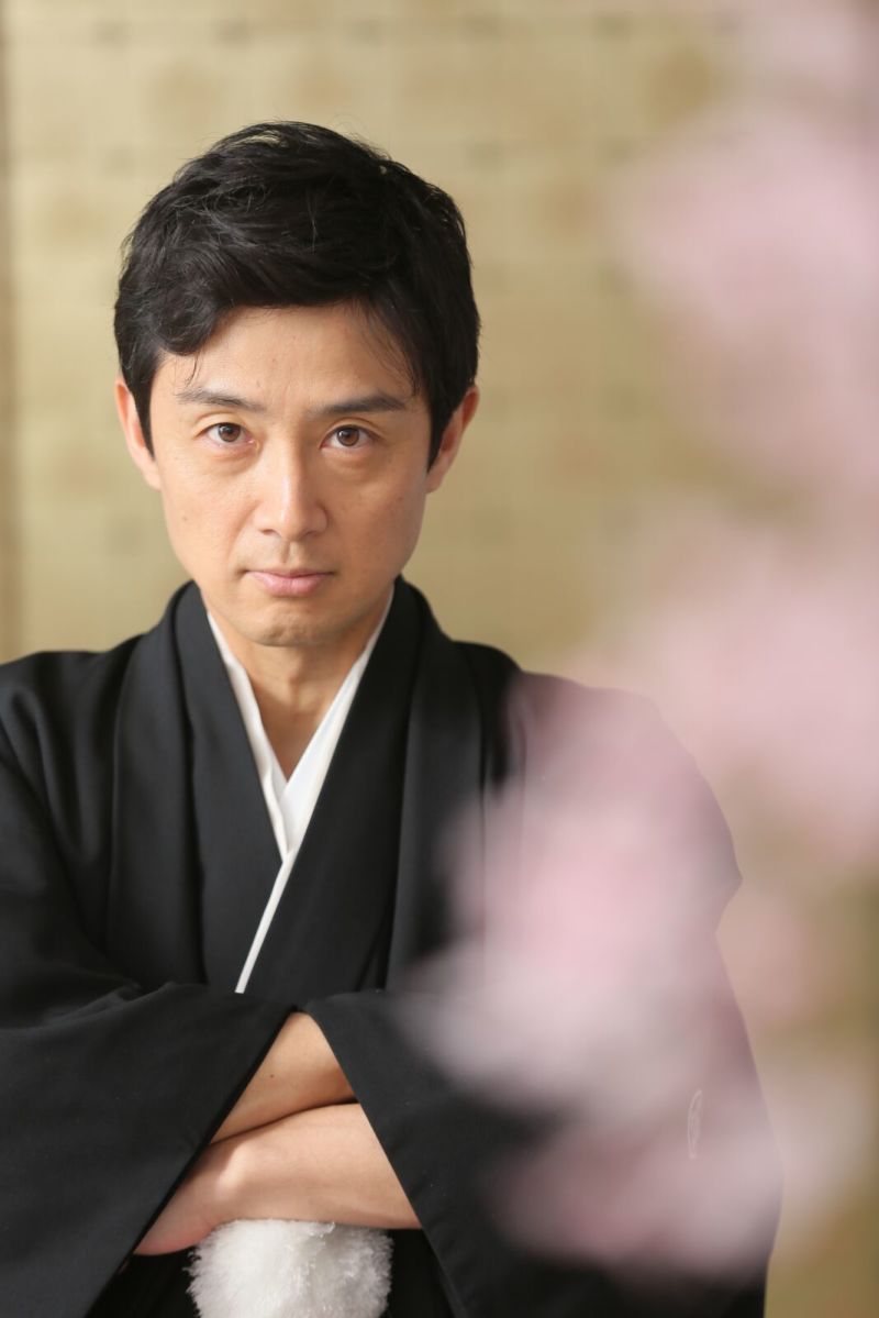 腕組みで貫禄のあるショットに！