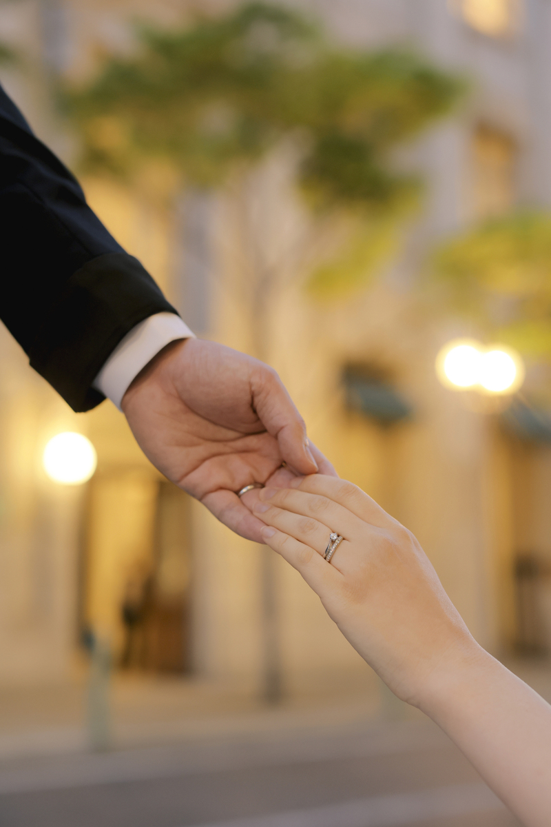 手元をそっと重ねて