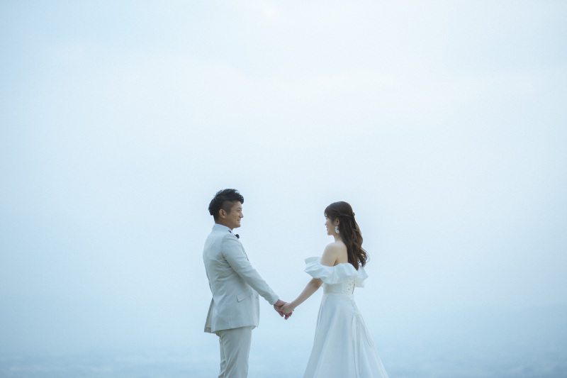 手を取り合って