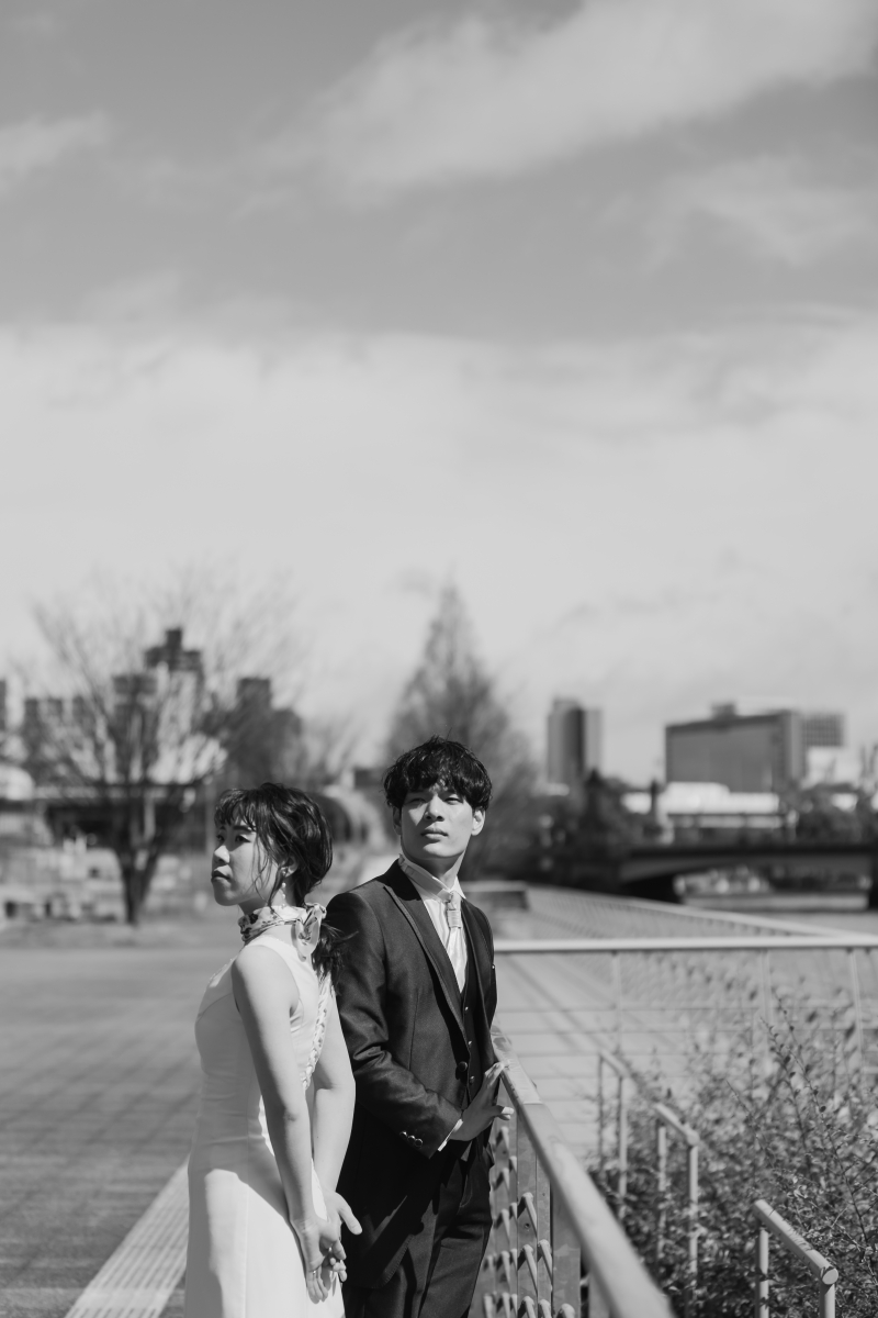 晴れ間もモノクロで