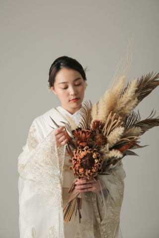 シンプルな背景で引き立つ和装スタジオ