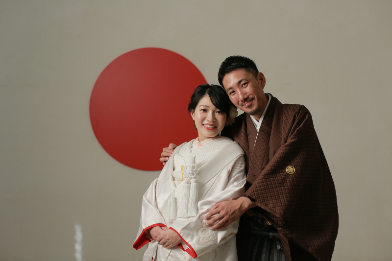 日の丸の前で良い笑顔